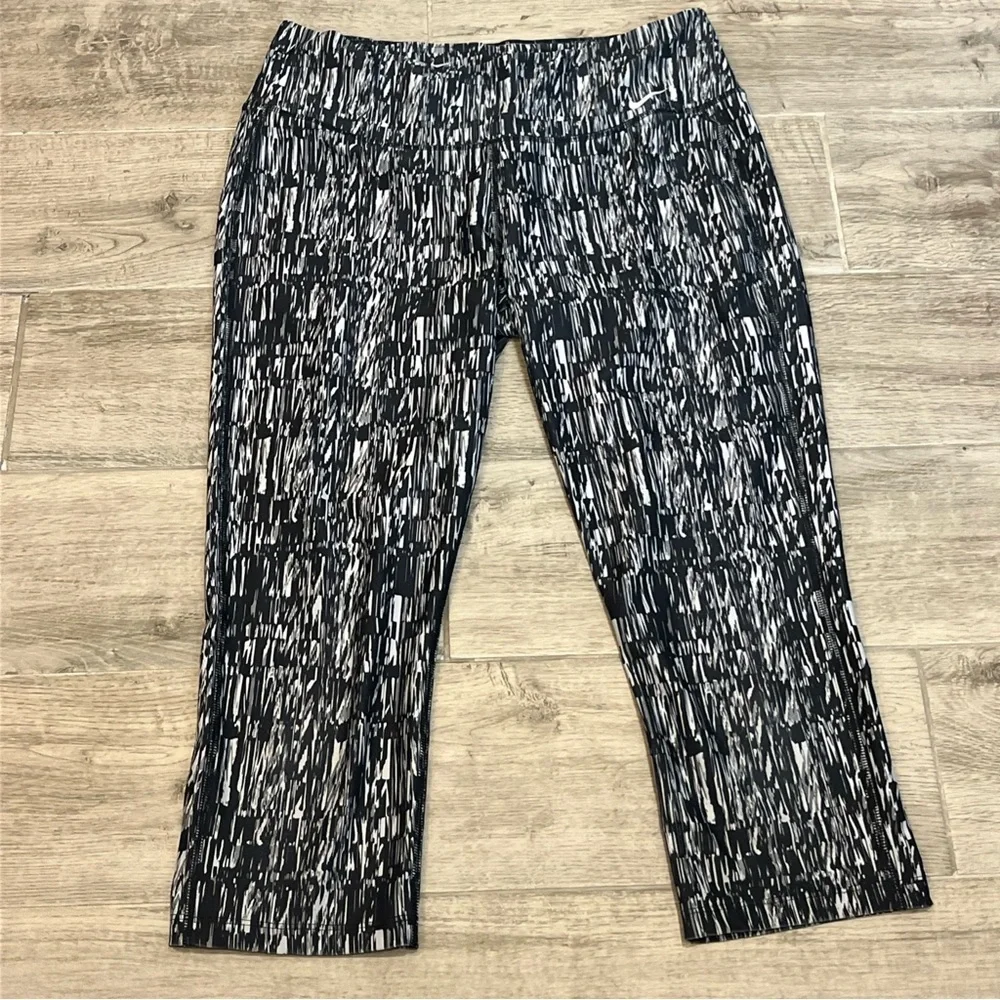 Nike Women’s Power Poly Screen Printed Capri Crop Legging Pant Size Medium Black